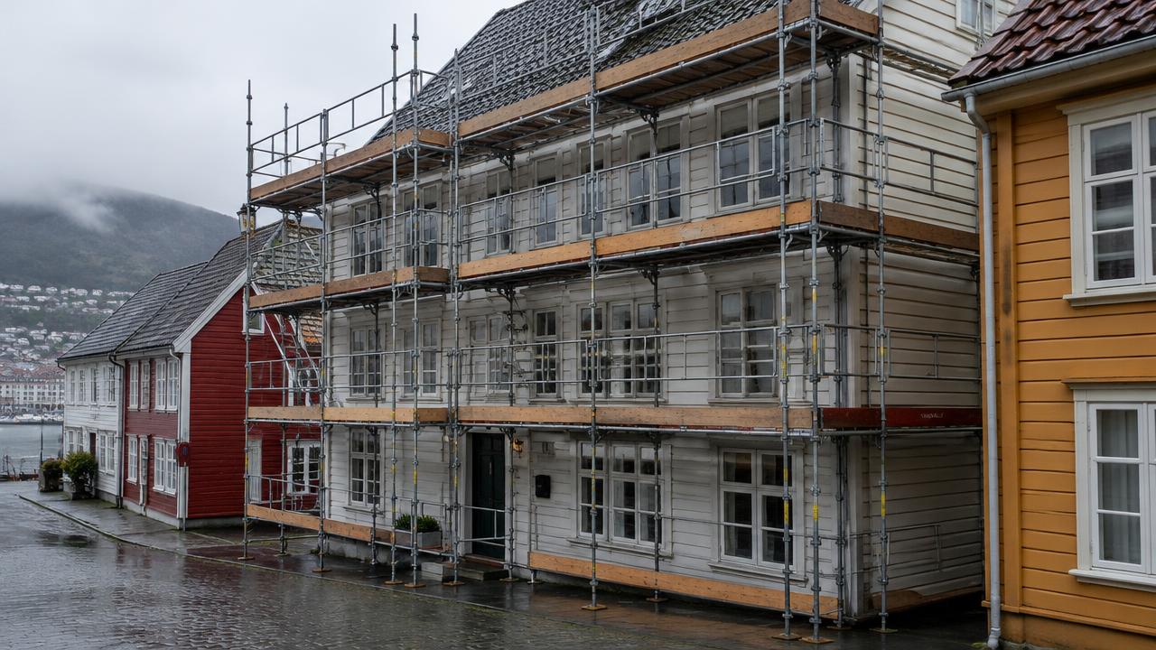 Ferdig montert fasadestillas med rekkverk på trehus i Bergen