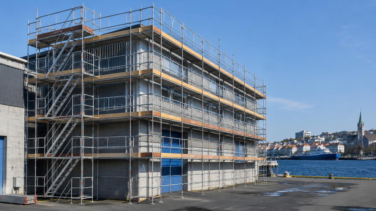 Ferdig montert stillas med trappetårn rundt industribygg ved havnen i Stavanger